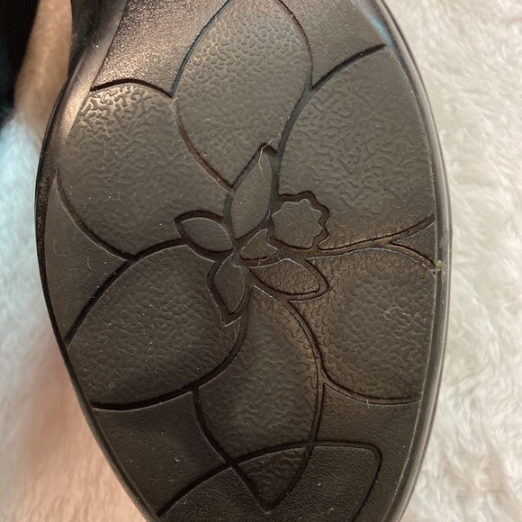 Clarks Bendables Suede Leather Slip-on Heeled (1.5”) Shoe - Picture 8 of 12